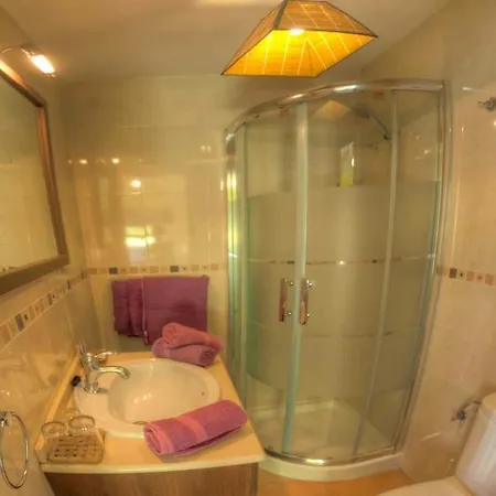 董陪客旅舍（仅限成人） 住宿加早餐酒店