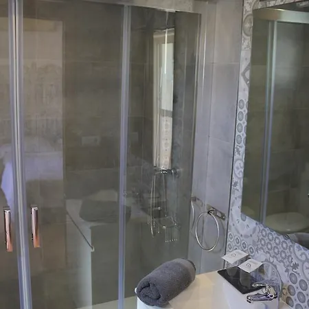 董陪客旅舍（仅限成人）